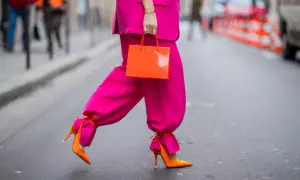 Stylizacje z szpilkami fuksja: jak łączyć je z różnymi outfitami