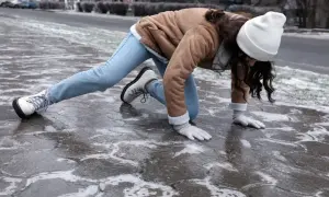 Jak uniknąć poślizgnięcia na parkiecie? Sprawdzone sposoby na buty