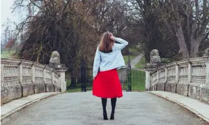 Jakie bluzki do czerwonej spódnicy? Odkryj modne stylizacje na każdą okazję