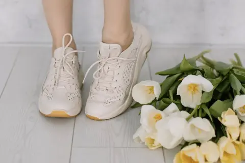 Jak wybrać modne sneakersy damskie na co dzień? Przegląd trendów, wygody i stylizacji
