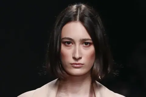 Jaka modna fryzura? Poznaj najpiękniejsze trendy na sezon!