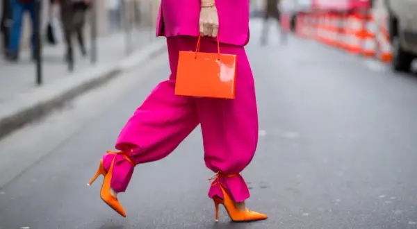 Stylizacje z szpilkami fuksja: jak łączyć je z różnymi outfitami