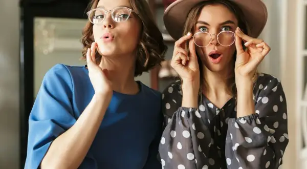 Jakie modne okulary korekcyjne wybierać, by wyglądać stylowo?