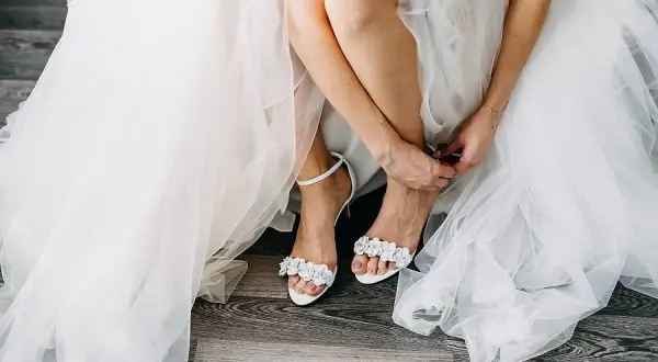 Jakie buty do sukni ślubnej boho, aby wyglądać olśniewająco?