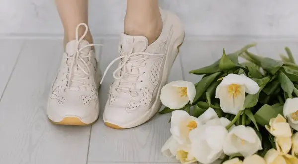 Jak wybrać modne sneakersy damskie na co dzień? Przegląd trendów, wygody i stylizacji