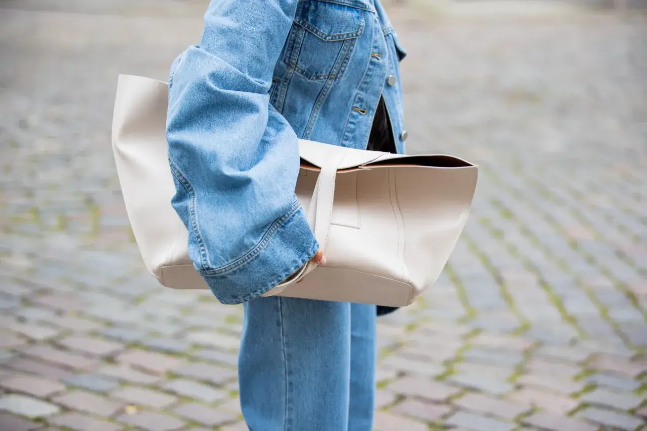 Zdjęcie Kurtka jeansowa damska stylizacje – jak stworzyć modne outfity