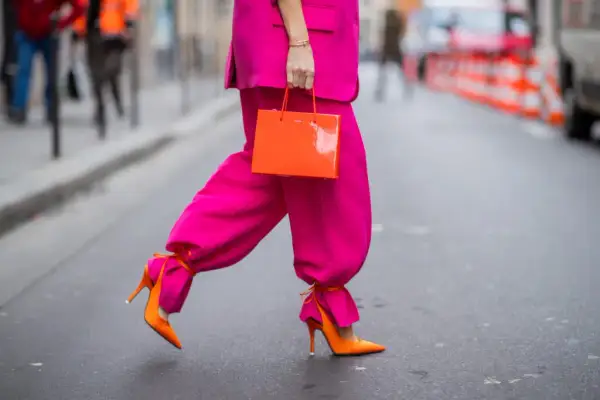 Stylizacje z szpilkami fuksja: jak łączyć je z różnymi outfitami