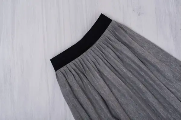 Stylizacja z plisowaną spódnicą: 10 inspirujących pomysłów na looki