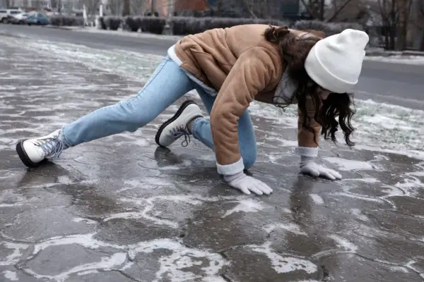 Jak uniknąć poślizgnięcia na parkiecie? Sprawdzone sposoby na buty